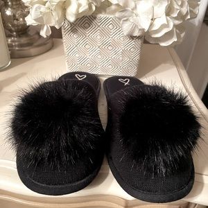 Victoria’s Secret Pom Pom Pretty black slippers